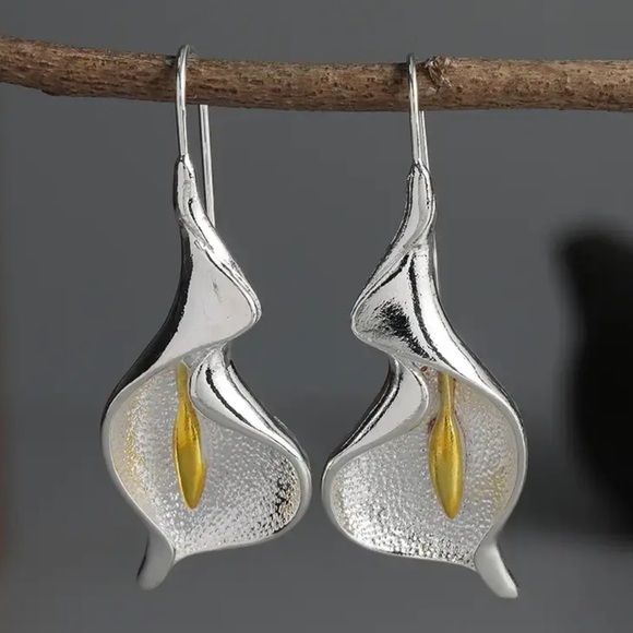 Delicate Metal Flower Design Dangle Earrings Boho Elegant - Picture 1 of 6